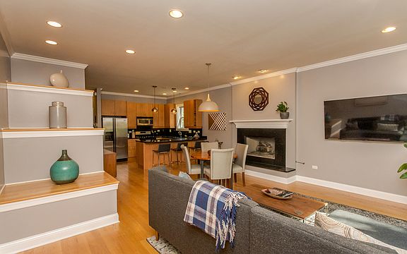 3rd image of 1037 N Winchester Ave #2