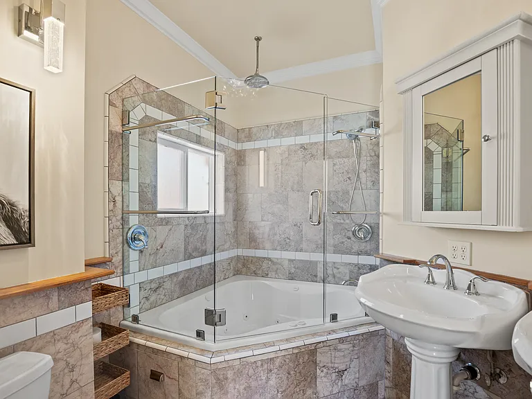 511 Baker St — Photo 9