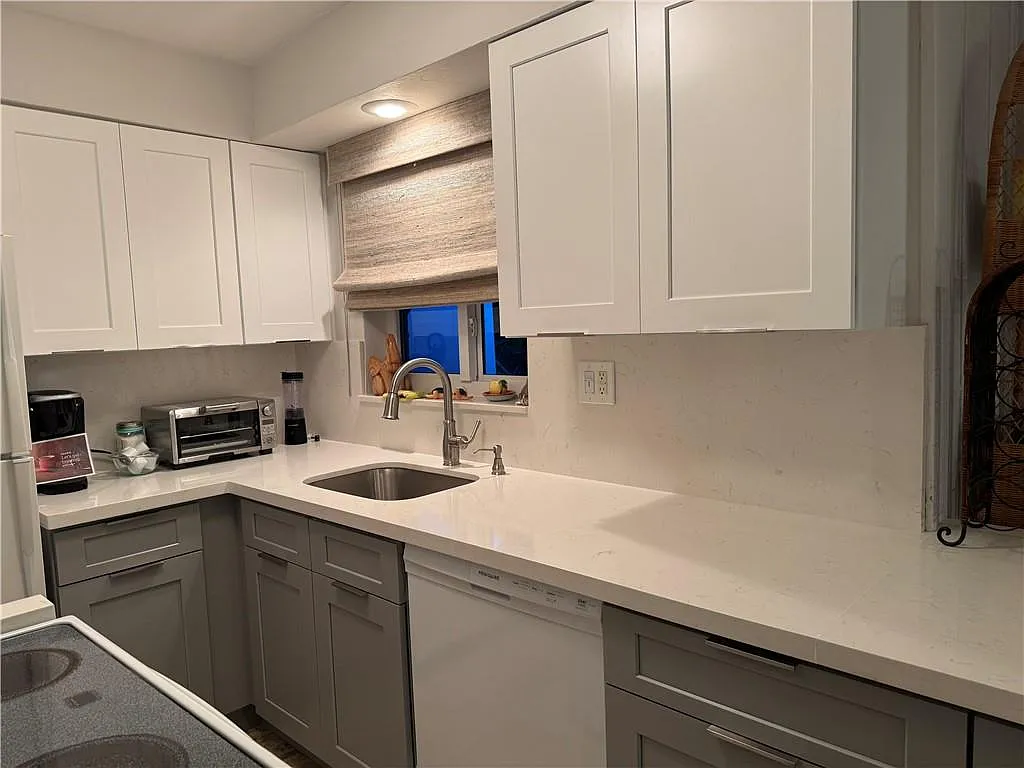 3 bed, 1212 sqft, $3,900 — Photo 2