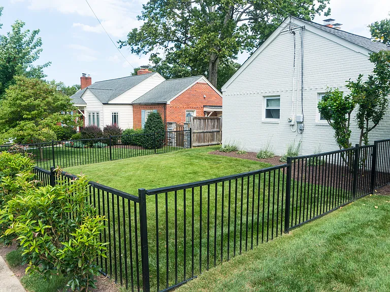 2501 Crest St — Photo 35