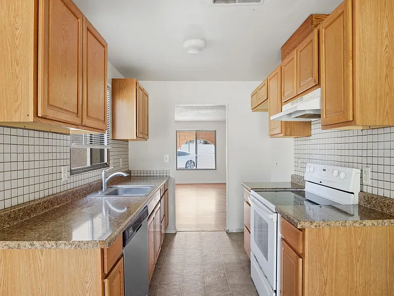 912 Feather Dr — Photo 6