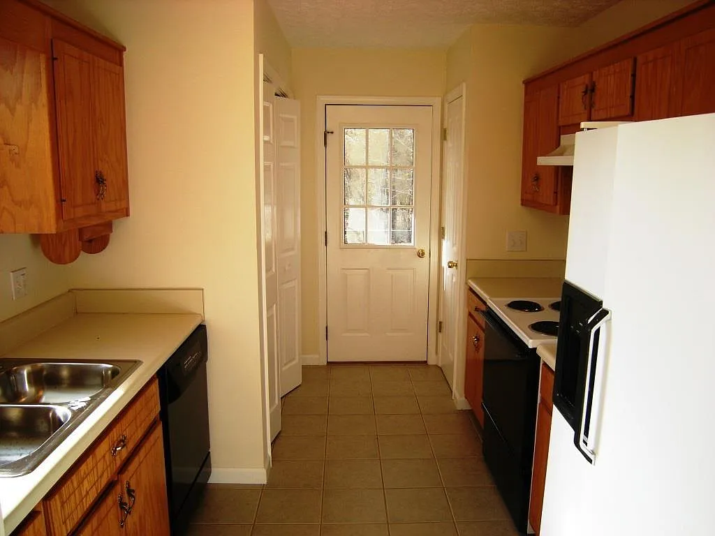 3 bed, 2.0 bath, 1056 sqft, $1,800 — Photo 3