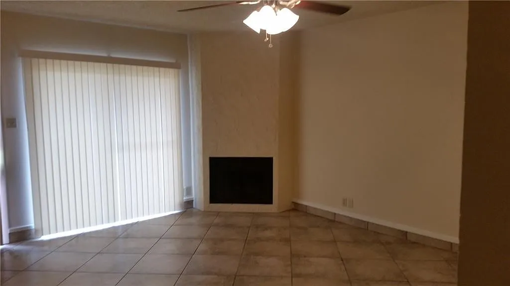 2 bed, 2.5 bath, 7106 sqft, $1,350 — Photo 3