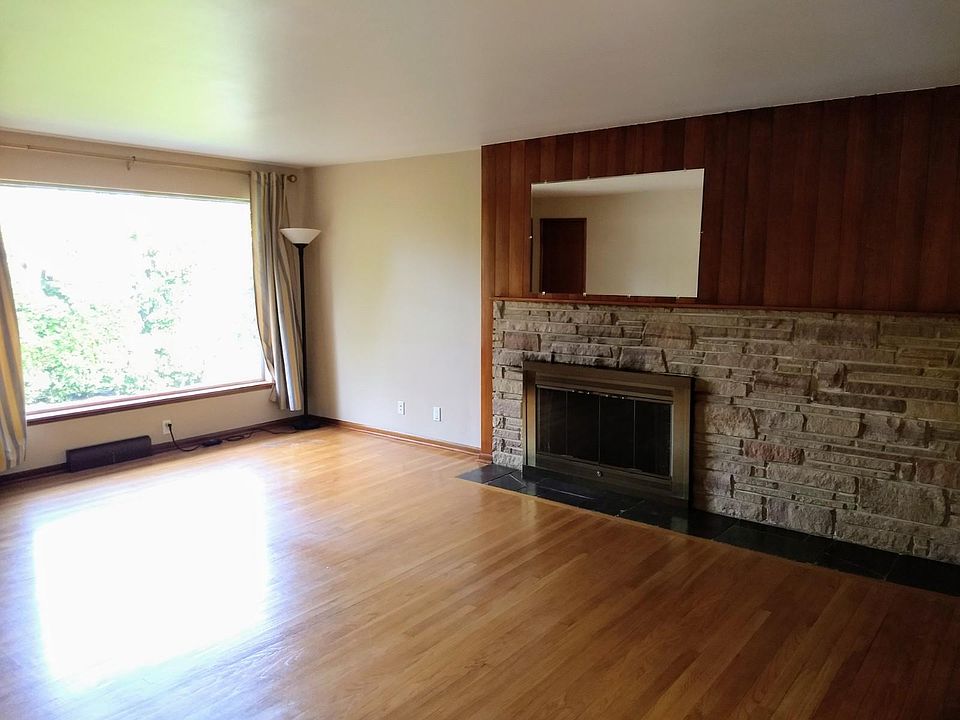 Livingroom with gas fireplace