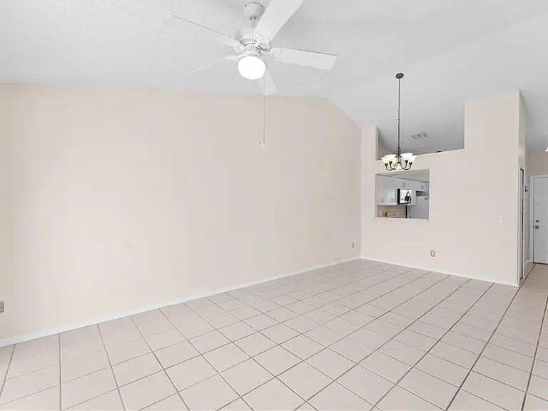 1113 Lucaya Cir — Photo 11
