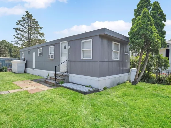 735 Memorial Dr Trailer 39, Chicopee, MA 01020