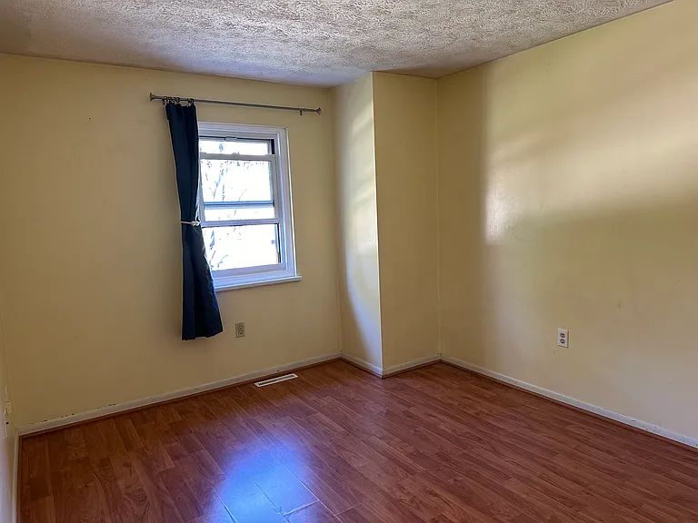 1505 Harewood Sq — Photo 6