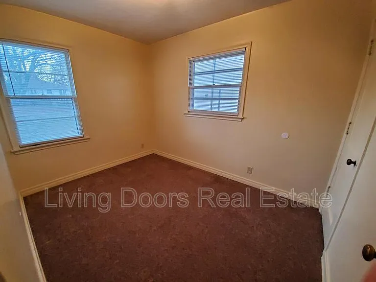 323 S 47th St — Photo 8