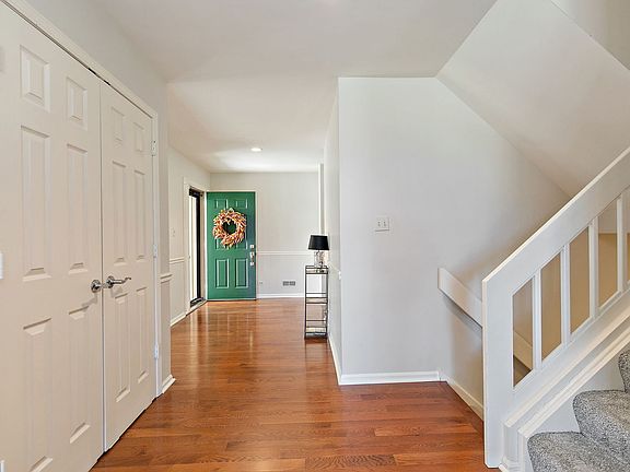 3rd image of 814 Oak Hill Rd