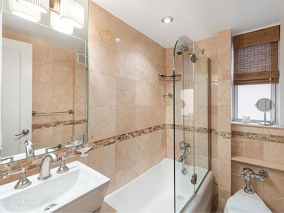 2nd image of 333 E 43rd St APT 821