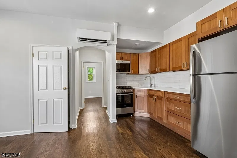 1 bed, 1.0 bath, $2,100 — Photo 2