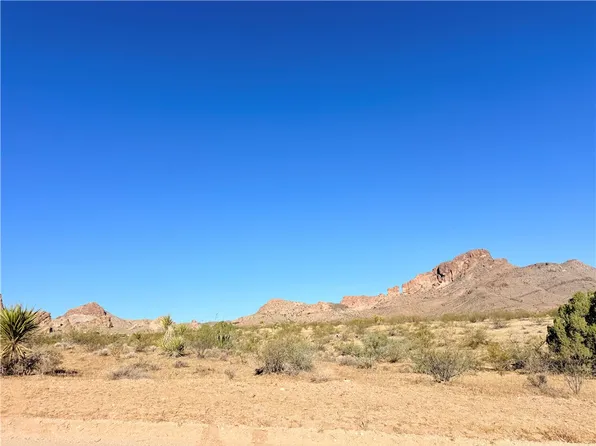 8 W Chuar Dr, Golden Valley, AZ 86413