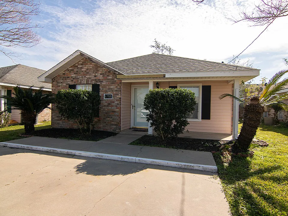 1755 S Tallowood Dr