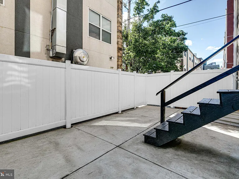 228 W George St #218 — Photo 50