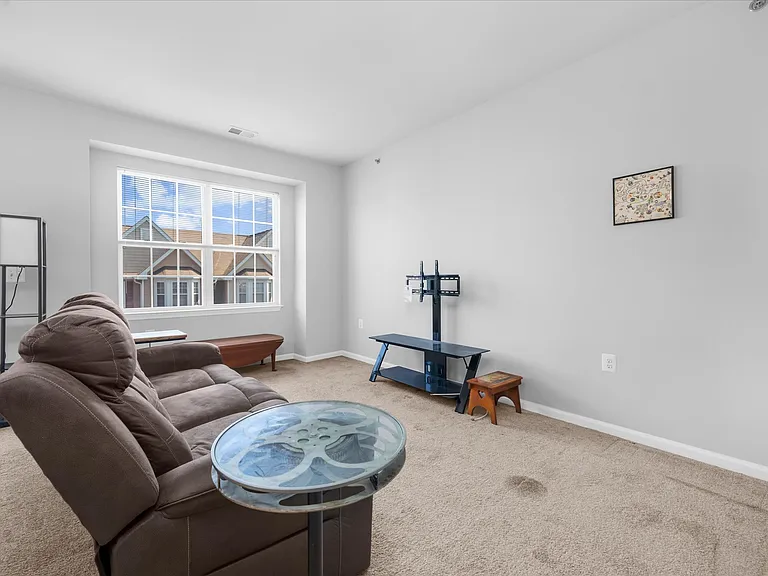 123 Conover Ter — Photo 3