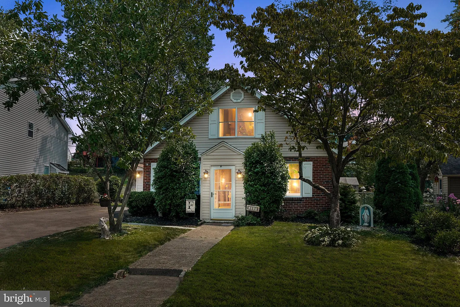 2049 Parkdale Ave photo 1