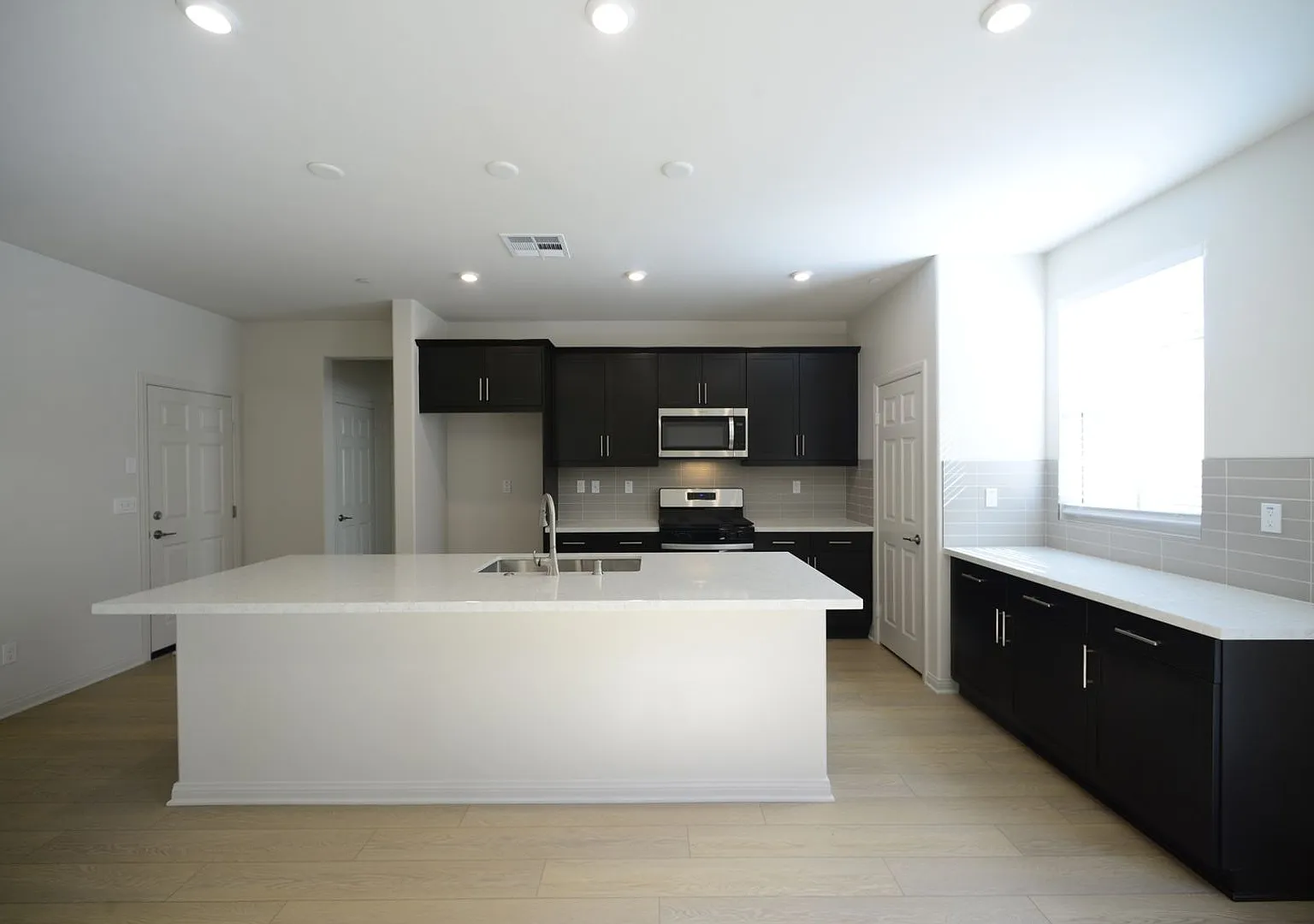Stunning 4BR House in Menifee — Photo 4