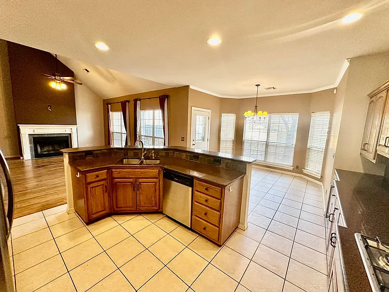 515 N Douglas St W — Photo 7