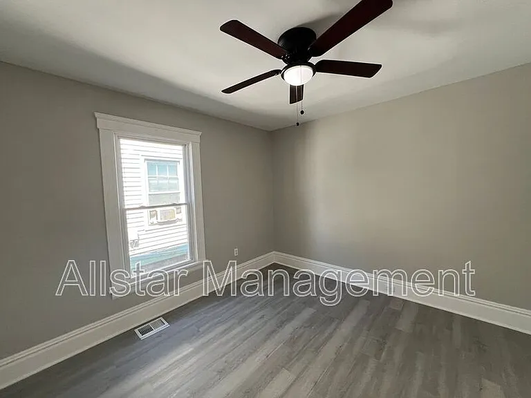 915 East Ave — Photo 15
