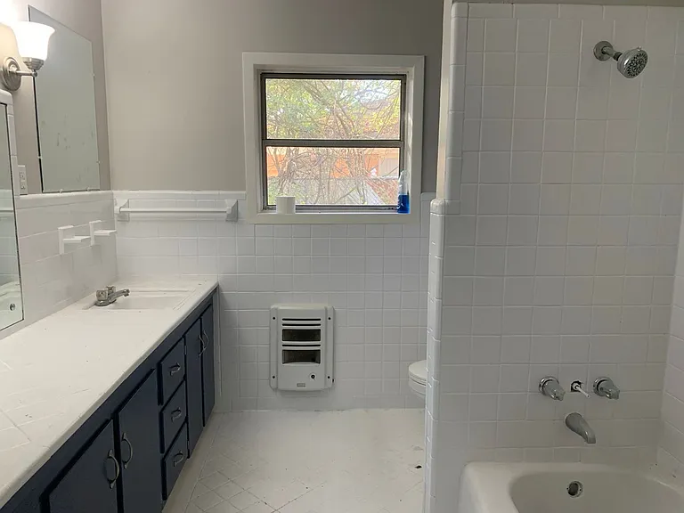 2204 Clinton St — Photo 9