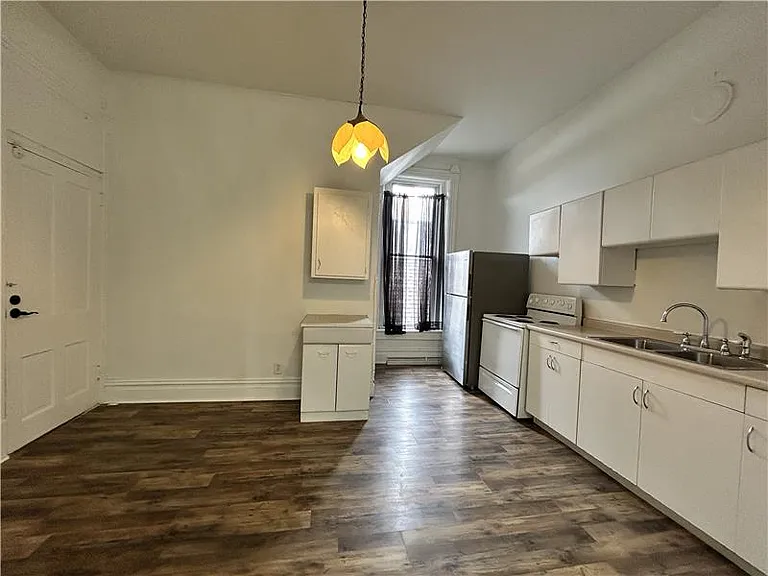 212 1/2 Main St — Photo 5