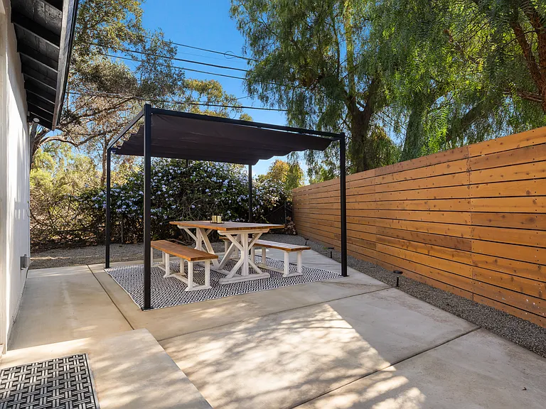 3945 Alta Loma Dr #B — Photo 19