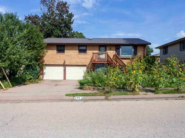 2752 Shady Ln, Dubuque, IA 52001