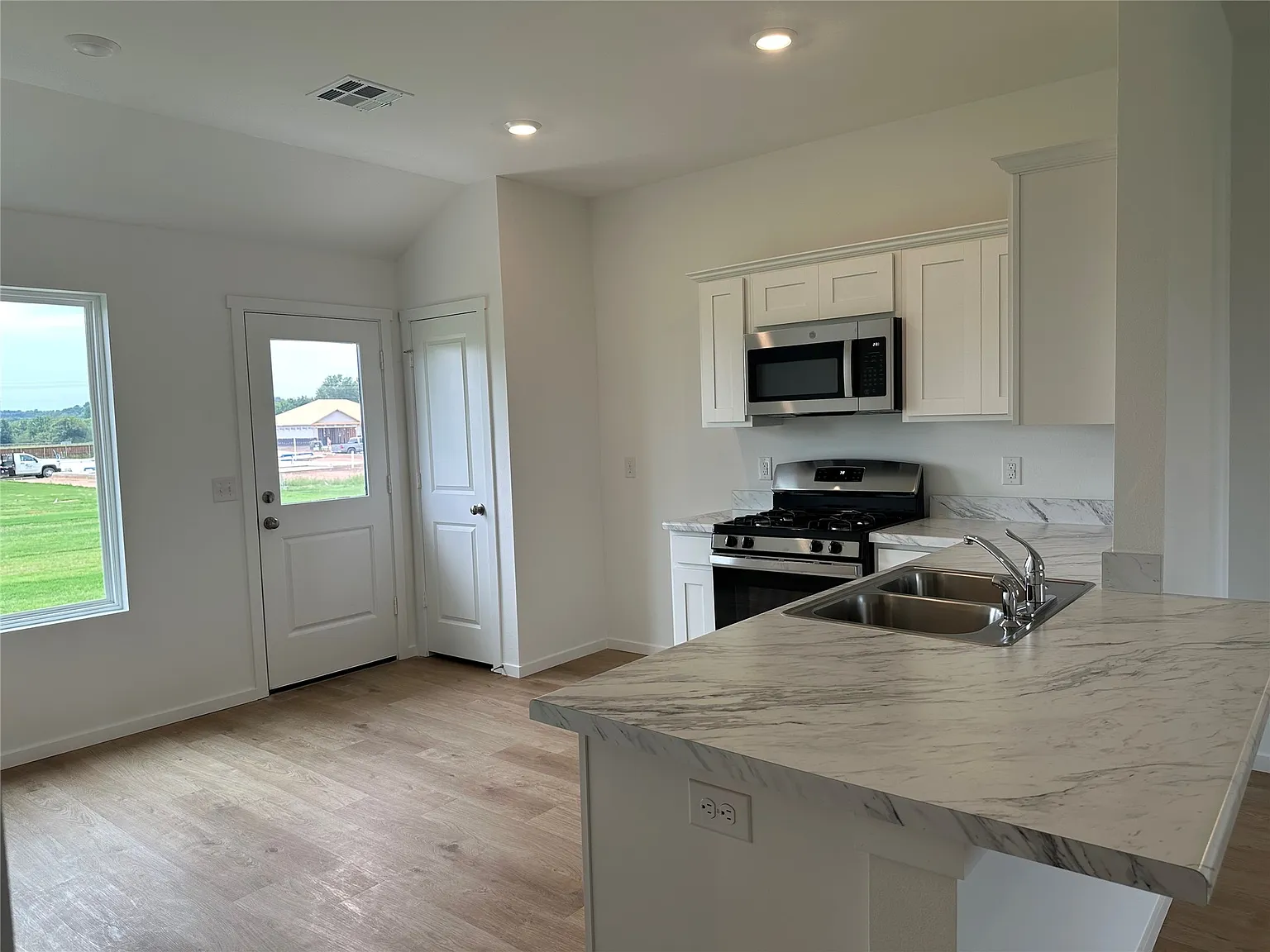 3 bed, 2.0 bath, 1143 sqft, $1,650 — Photo 4
