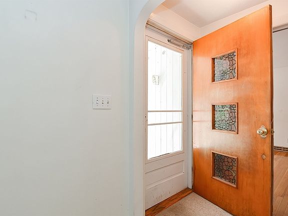 3rd image of 18 Hemlock Ln