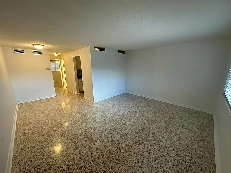 3200 Fairway Ln — Photo 4