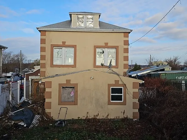 859 Father Capodanno Blvd, Staten Island, NY 10305