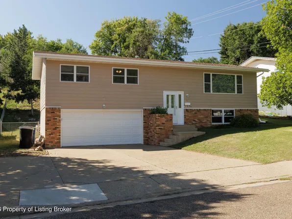 236 8th St E, Dickinson, ND 58601
