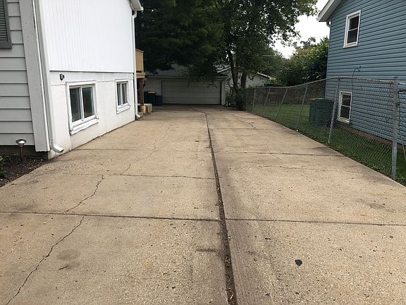 3rd image of 1321 N Hickory Ave