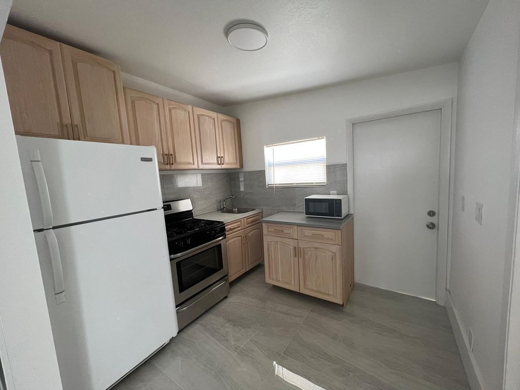 4040 NE 12TH Terrace, photo 9