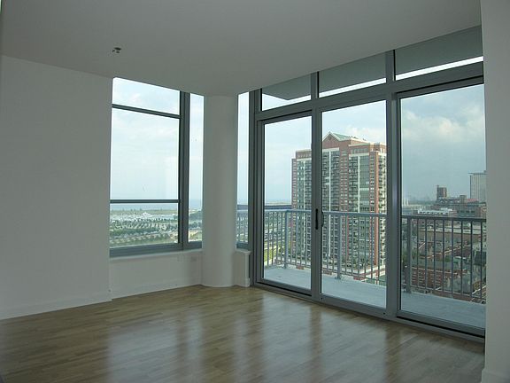 4th image of 1600 S Prairie Ave #1610