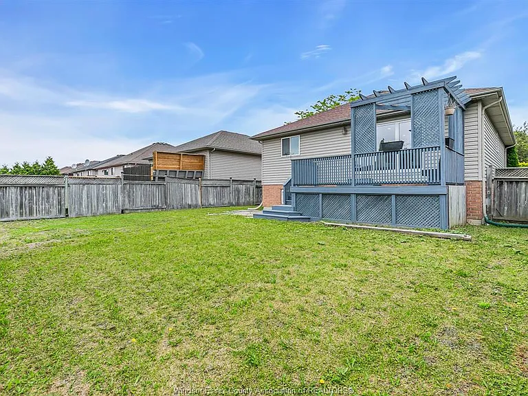 965 Banwell Rd — Photo 32