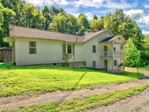 147 Gateway Dr, Richlands, VA 24641