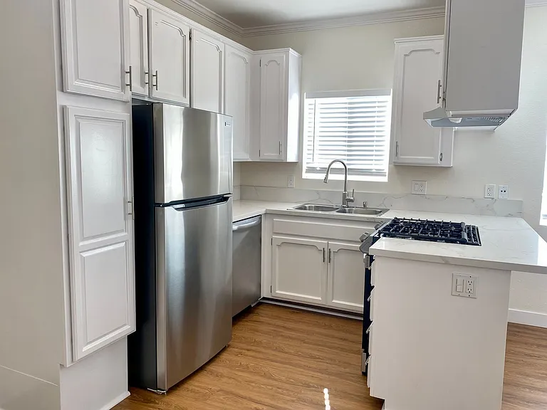Upstairs 2BD Apartment Home! Great PB Location! Garage! AC! — Photo 15