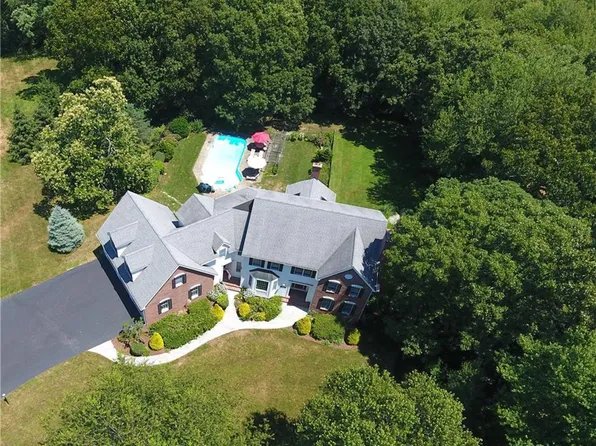 215 Finch Ln, North Kingstown, RI 02852