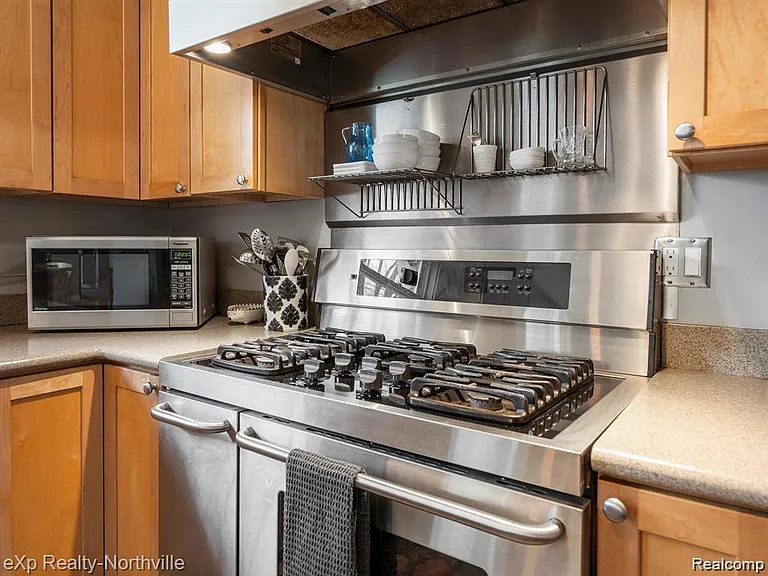 38205 Connaught Dr — Photo 16