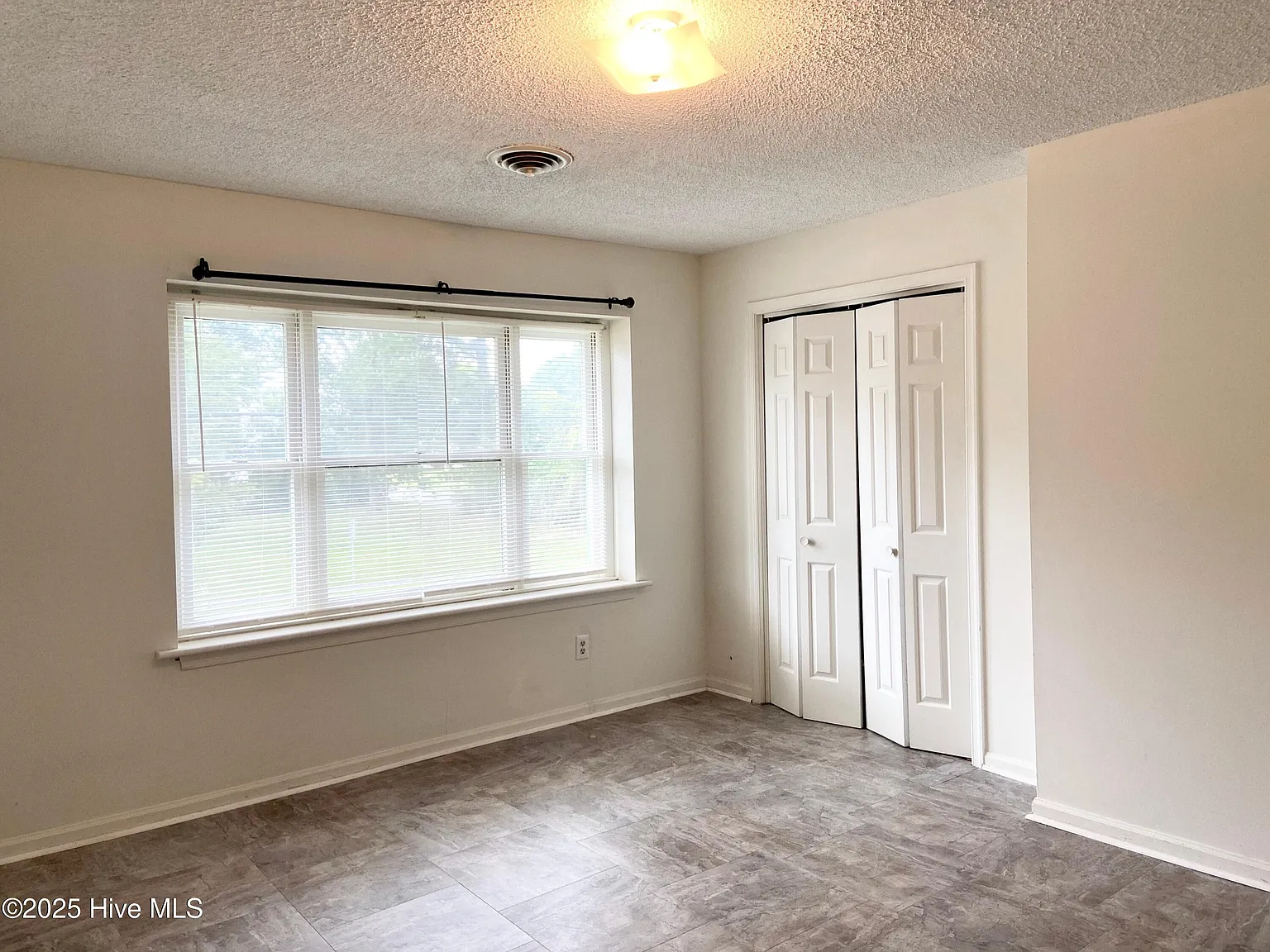 2 bed, 1.5 bath, $1,317 — Photo 4