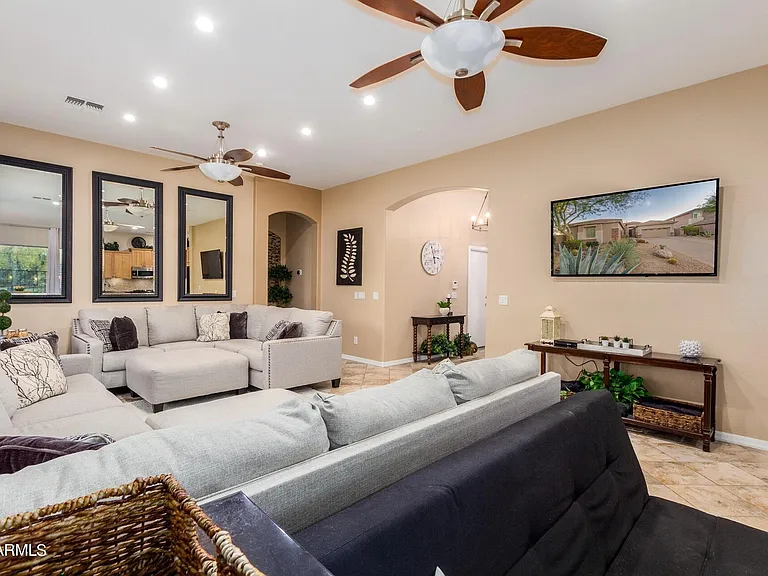 3103 W Sentinel Rock Rd — Photo 3