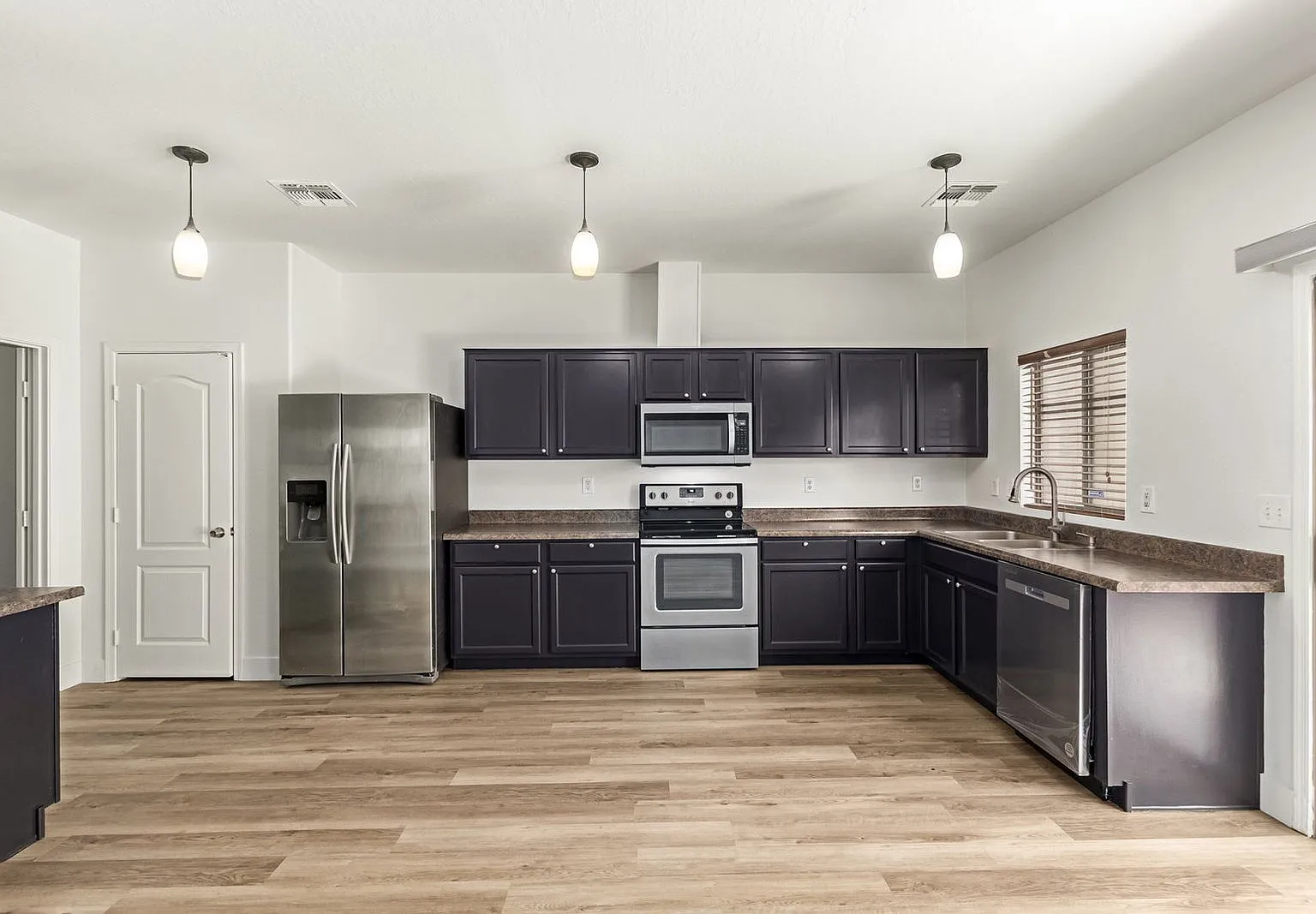 3 bed, 2.5 bath, 1432 sqft, $1,999 — Photo 4