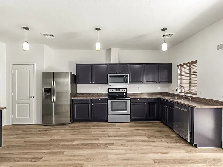 7007 W Mercer Ln — Photo 2