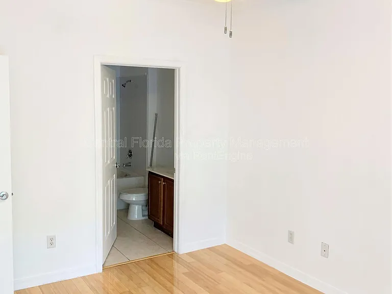 2460 Grand Central Pkwy #13 — Photo 16
