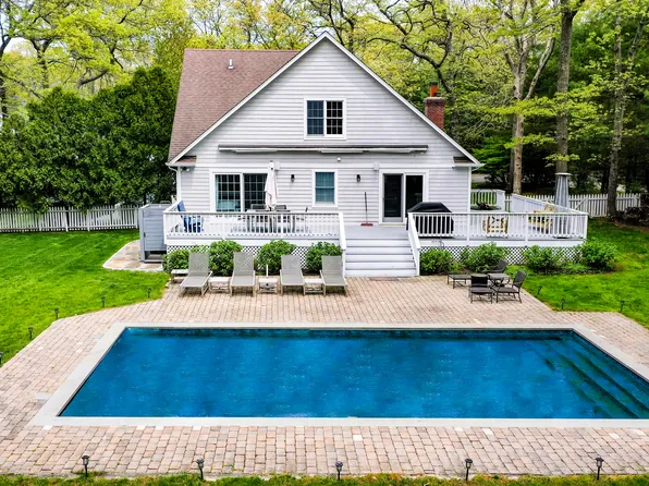 https://photos.zillowstatic.com/fp/0f94b583457adcf3ec70d90b99628e07-p_e.webp