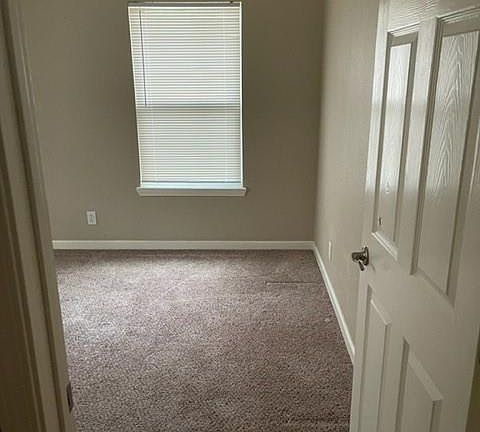 4th image of 1727 S Park Dr