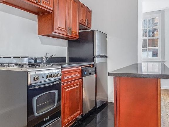 2nd image of 77 Christopher St #2