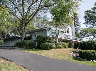 229 Circle Dr, Tower Lakes, IL