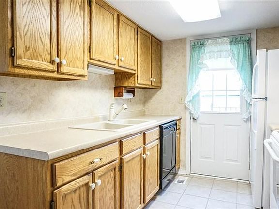 5th image of 4745 Pinecroft Ct